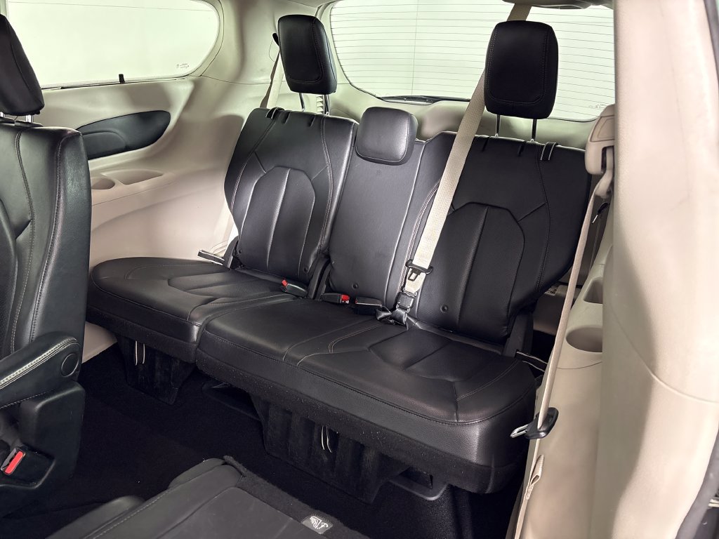 Used 2019 Chrysler Pacifica Touring-L FWD image 32