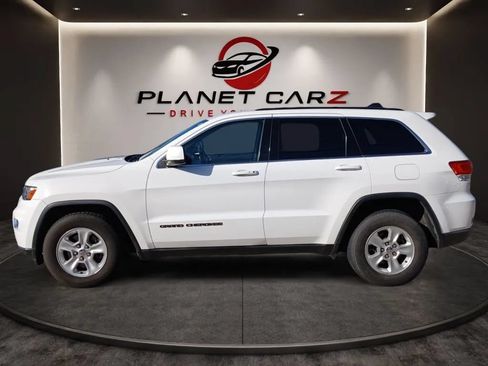 Used 2017 Jeep Grand Cherokee Laredo AWD/4WD image 2
