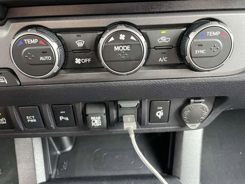 Used 2022 Toyota Tacoma TRD Sport w/ Technology Package image 35