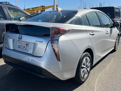 Used 2017 Toyota Prius Two w/ Prius Two Safety Plus Package FWD image 4