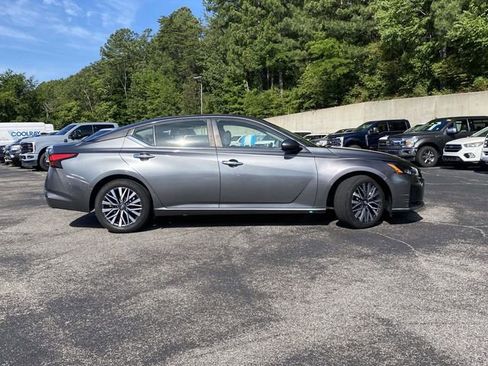 Used 2023 Nissan Altima 2.5 SV FWD image 2