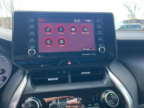 Used 2021 Toyota Venza LE image 18