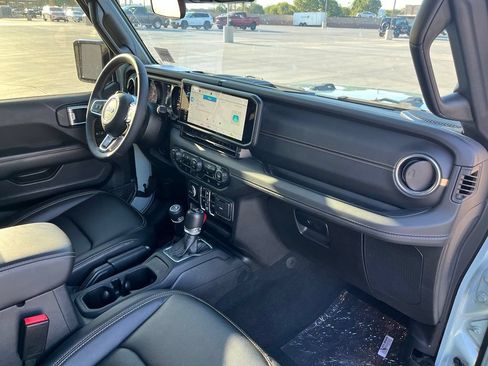 Used 2024 Jeep Wrangler Unlimited Sahara AWD/4WD image 14