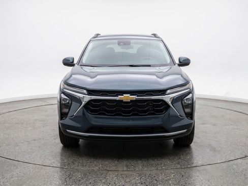 Used 2025 Chevrolet Trax LT FWD image 2