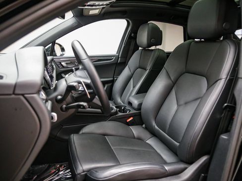 Certified 2025 Porsche Macan AWD/4WD image 5