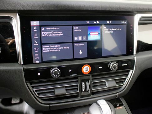 Certified 2026 Porsche Macan AWD/4WD image 26