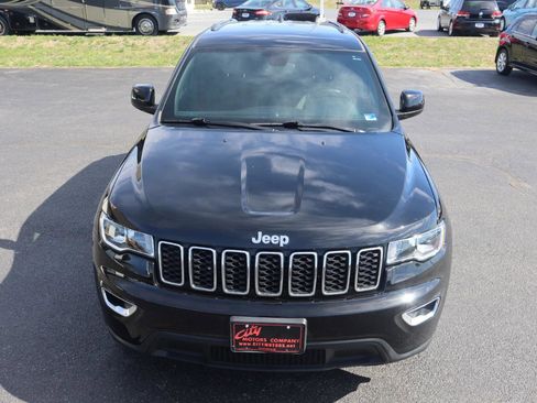 Used 2019 Jeep Grand Cherokee Laredo w/ 18" Wheel & 8.4" Radio Group image 4