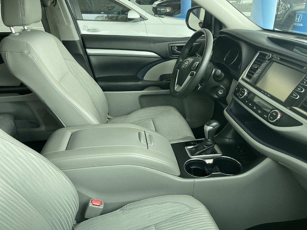 Used 2017 Toyota Highlander Plus w/ Carpet Mat Package FWD image 8