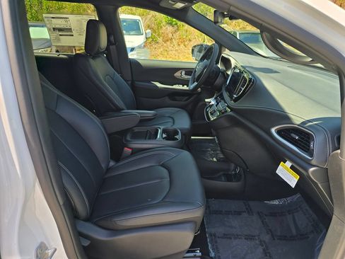 New 2027 Chrysler Pacifica Select FWD image 22
