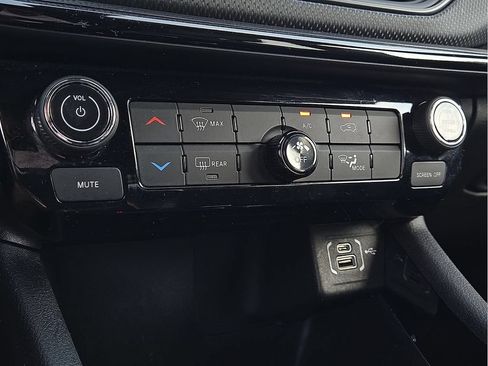 Used 2025 Jeep Compass Latitude w/ Altitude Special Edition AWD/4WD image 28