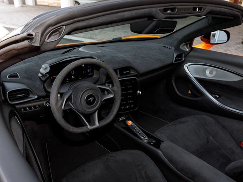 Used 2025 McLaren Artura Spider RWD image 52