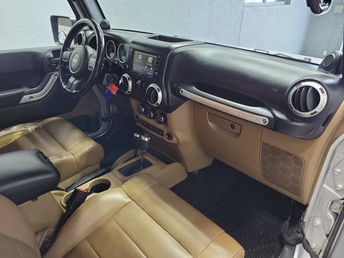 Used 2011 Jeep Wrangler Sahara w/ Connectivity Group AWD/4WD image 17