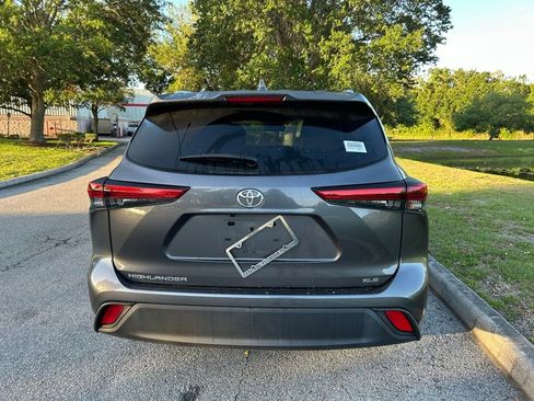 Used 2023 Toyota Highlander XLE image 4