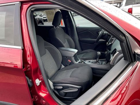 Certified 2019 Jeep Cherokee Latitude w/ Popular Appearance Group image 7