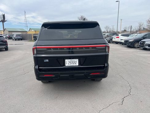 Used 2025 Lincoln Navigator Reserve image 4