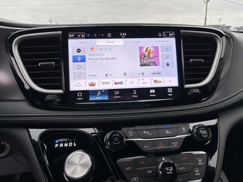 New 2026 Chrysler Pacifica Select image 15