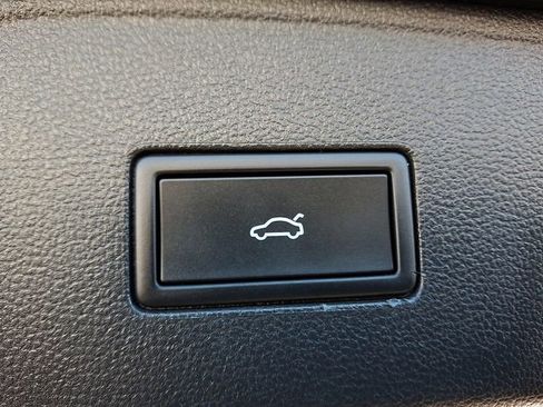 Used 2025 Volkswagen Atlas SE image 31