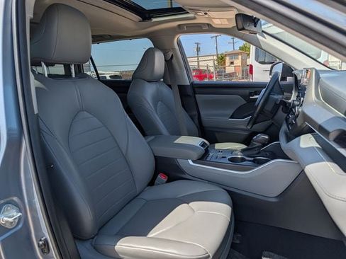 Used 2020 Toyota Highlander XLE FWD image 26