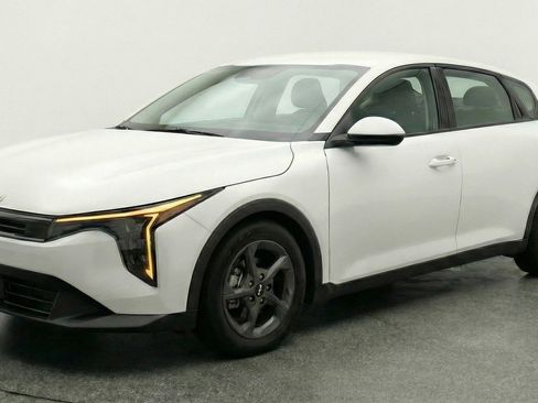 Used 2025 Kia K4 LXS image 3