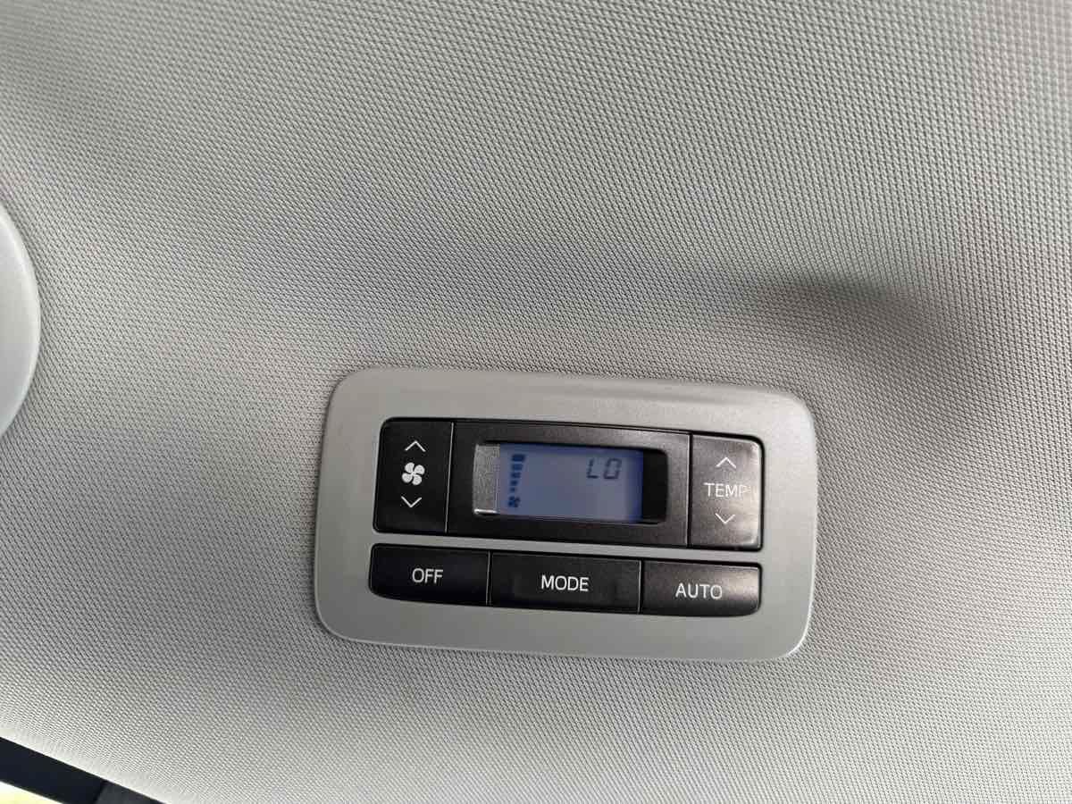 Used 2019 Toyota Sienna SE w/ Carpet Mat Package FWD image 33