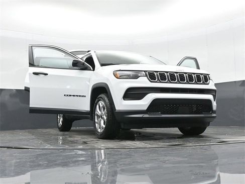 Used 2025 Jeep Compass Sport image 51