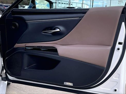 Used 2024 Lexus ES 300h w/ Premium Package image 23