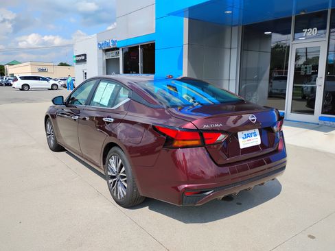 Used 2025 Nissan Altima 2.5 SV FWD image 9