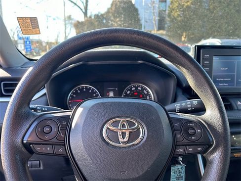 Used 2022 Toyota RAV4 LE image 11