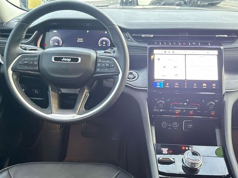 Used 2023 Jeep Grand Cherokee Limited w/ Black Appearance Package image 10