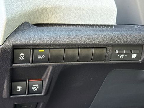 Used 2026 Toyota Sienna XLE FWD image 23