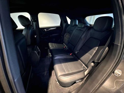 Used 2023 Porsche Cayenne AWD/4WD image 31