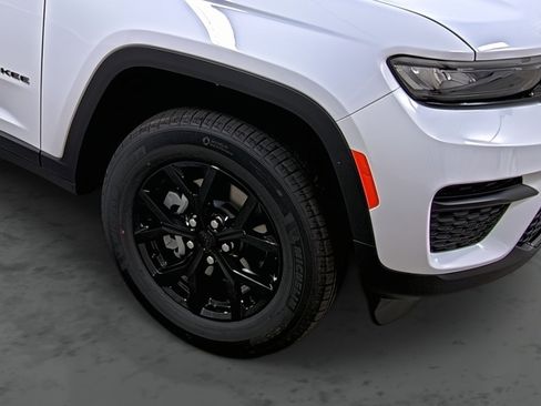 New 2025 Jeep Grand Cherokee Altitude image 14