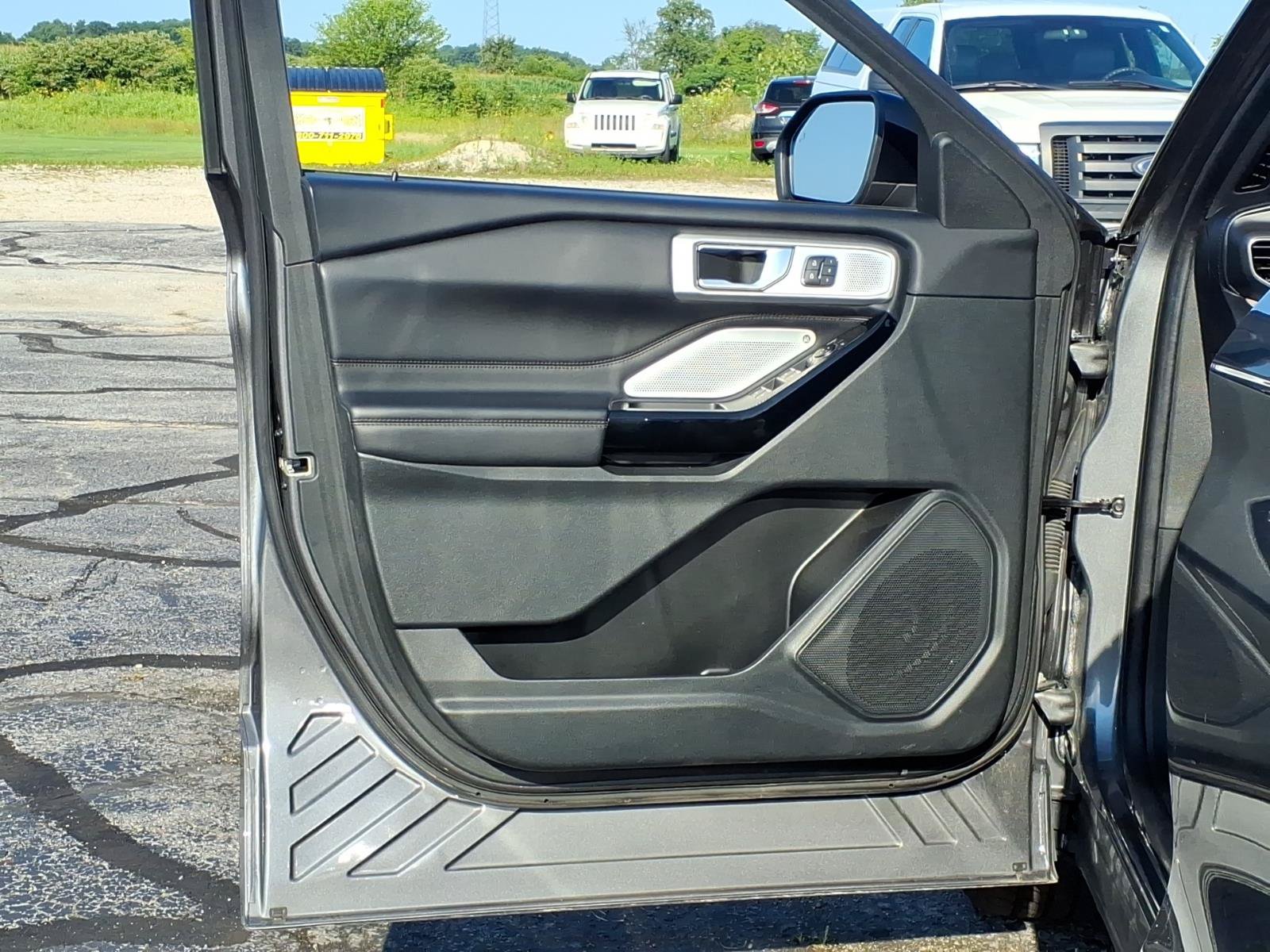 Used 2023 Ford Explorer Platinum w/ Technology Package AWD/4WD image 13