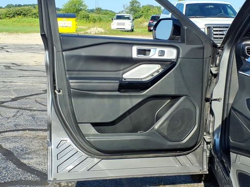Used 2023 Ford Explorer Platinum w/ Technology Package AWD/4WD image 13
