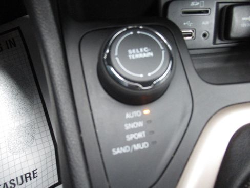 Used 2017 Jeep Cherokee Sport w/ Cold Weather Group image 26