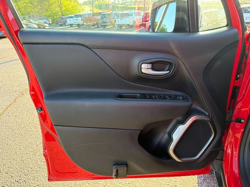 Used 2023 Jeep Renegade Latitude image 10