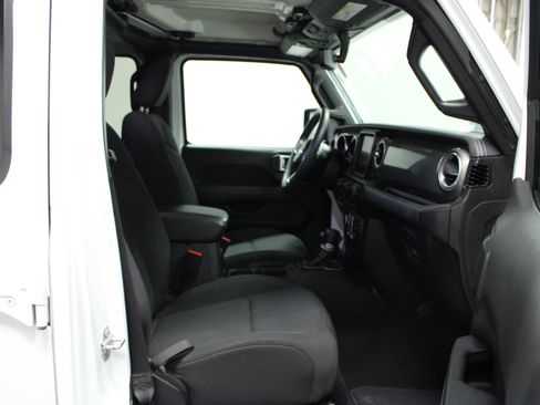 Used 2023 Jeep Wrangler Unlimited Sahara AWD/4WD image 16