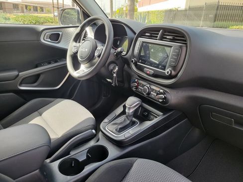 Certified 2023 Kia Soul LX w/ LX Technology Package FWD image 8