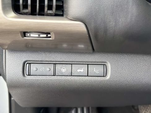 Used 2024 Nissan Pathfinder Platinum FWD image 27