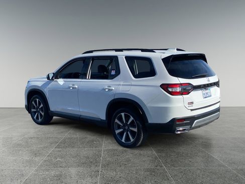 Used 2024 Honda Pilot Touring image 3