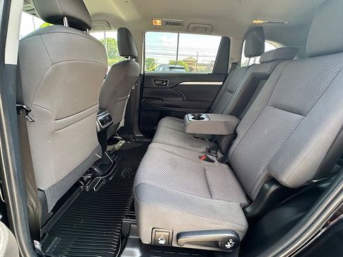 Used 2019 Toyota Highlander LE AWD/4WD image 16