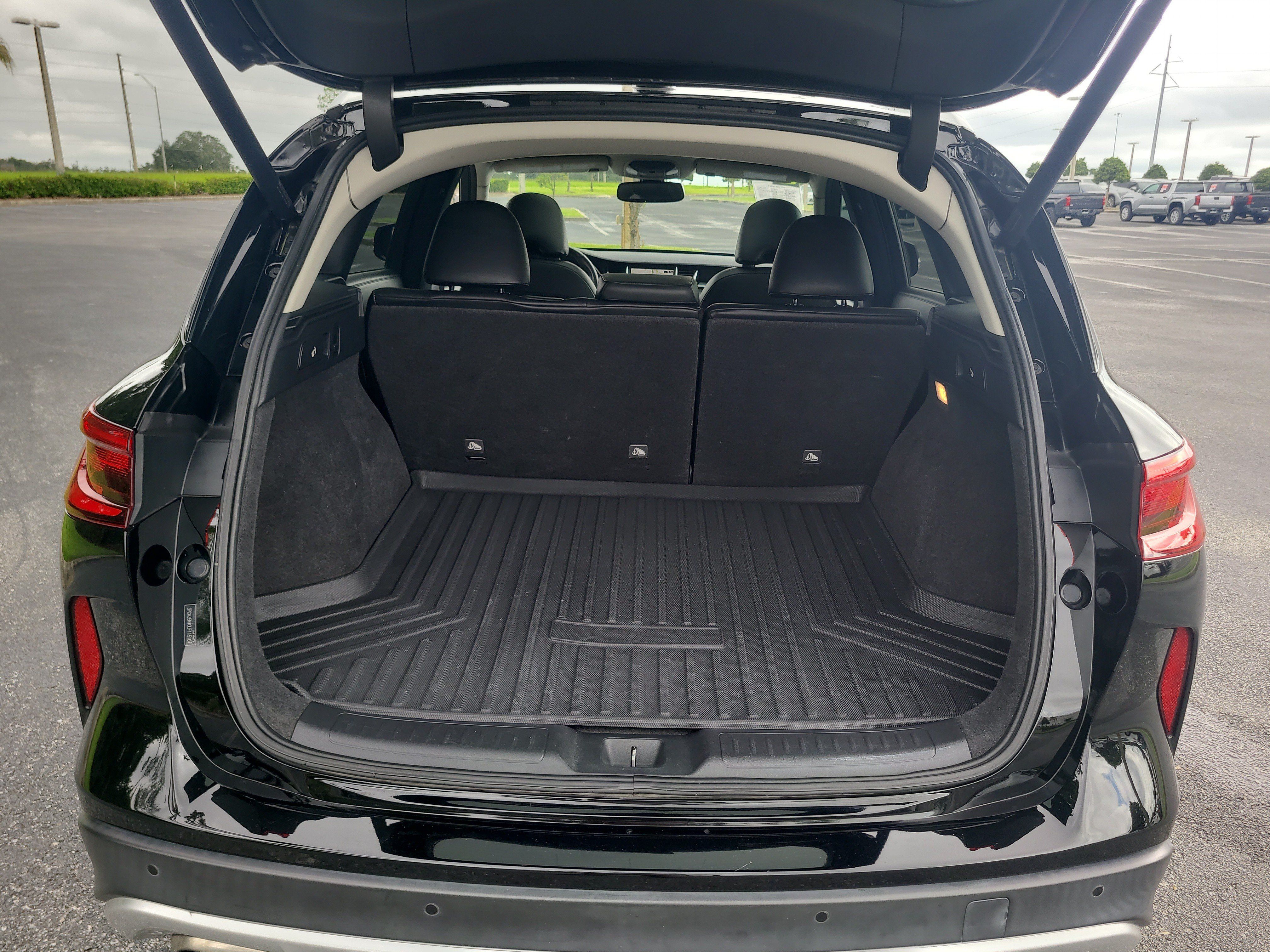 Used 2020 INFINITI QX50 Luxe w/ Navigation Package FWD image 11