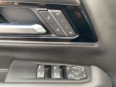 Used 2025 GMC Yukon XL Denali AWD/4WD image 11