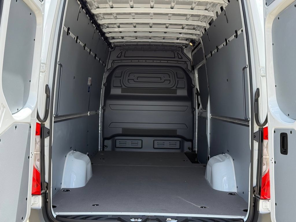 Used 2025 Mercedes-Benz Sprinter 2500 image 10