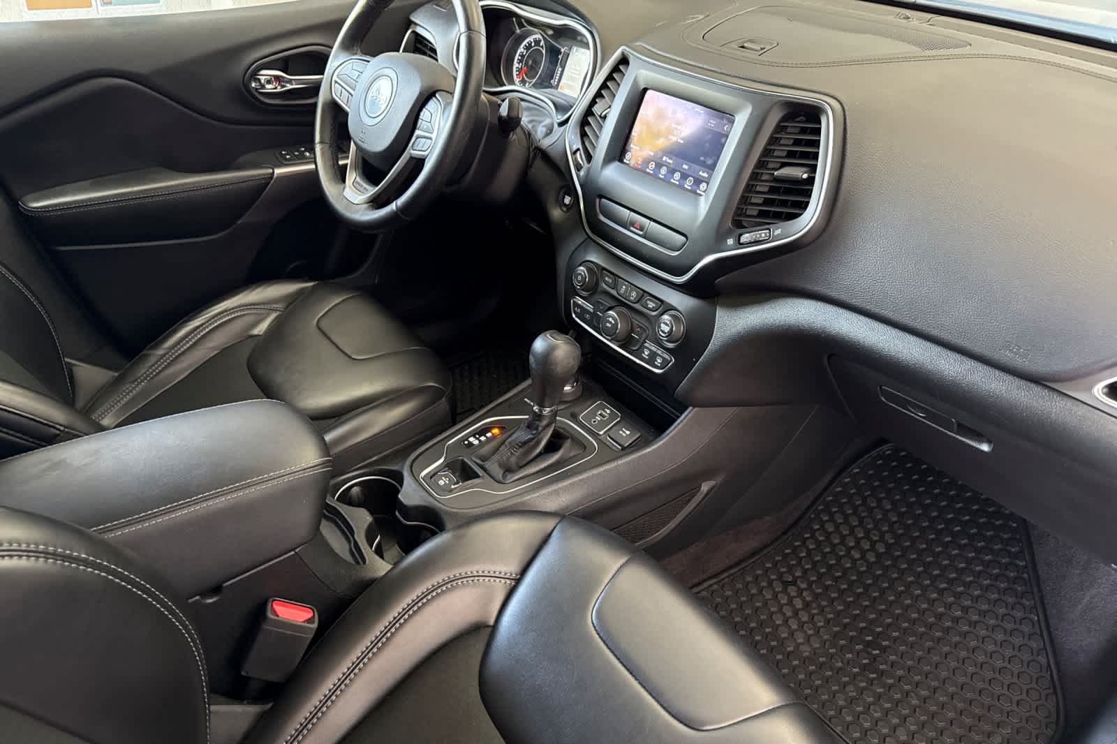 Used 2019 Jeep Cherokee Latitude Plus w/ Cold Weather Group AWD/4WD image 17