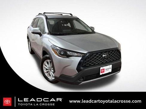 Used 2022 Toyota Corolla Cross LE image 1