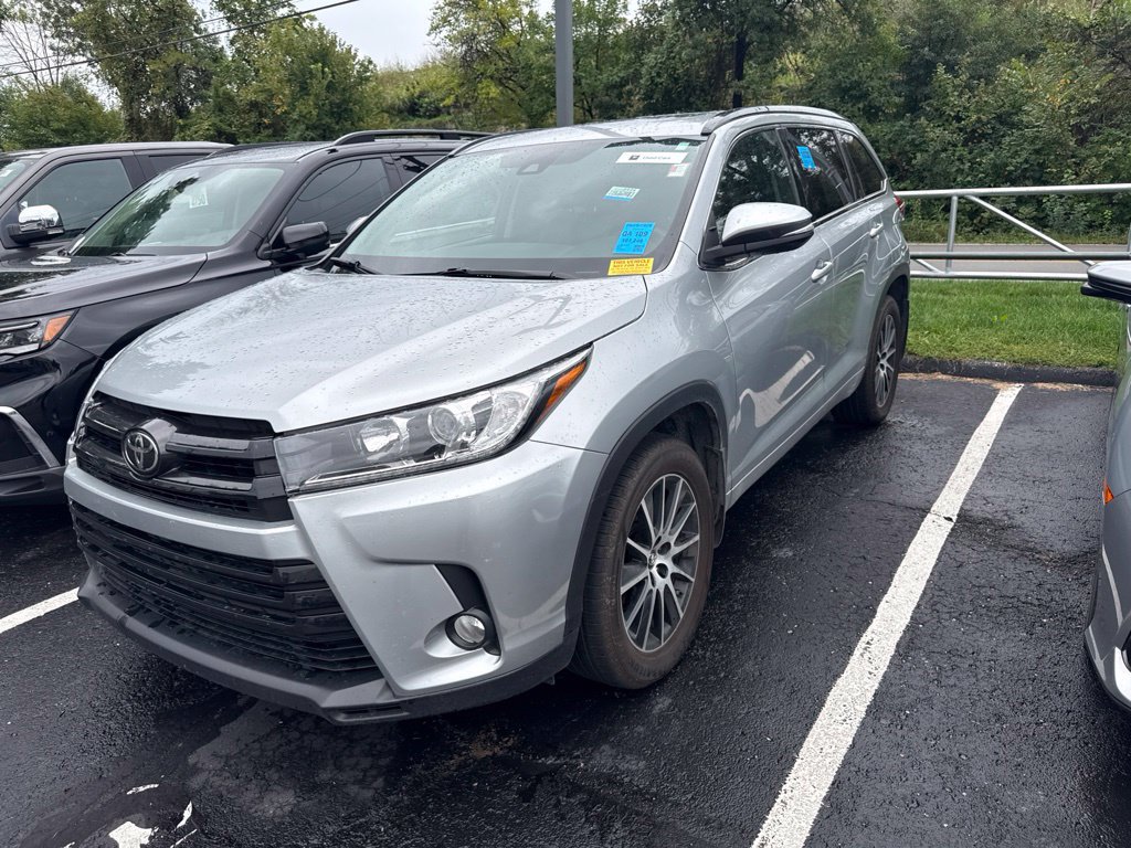 Used 2017 Toyota Highlander SE AWD/4WD image 3