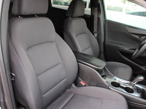 Used 2018 Chevrolet Malibu LT image 16