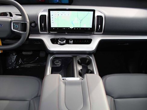 New 2025 Ford Expedition Active image 27