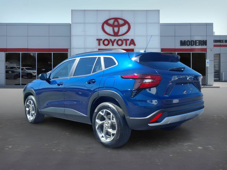 Used 2024 Chevrolet Trax LT w/ Driver Confidence Package FWD image 3